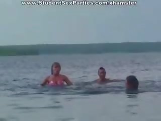 Meninas em biquíni fodido difícil em um picnic