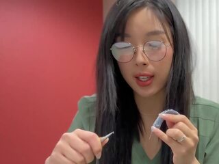 Krásný asijské zdravotní studentská v brýle a přírodní kočička fucks ji tutor a dostane creampied