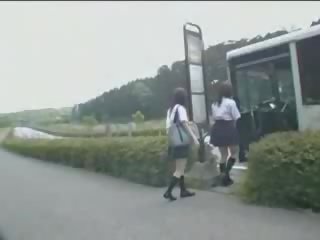 Ιαπωνικό κορίτσι και maniac σε λεωφορείο σόου