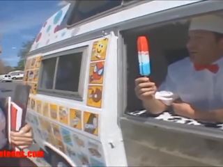 Icecream truck גברת מקבל יותר מ icecream ב צמות