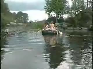 Tre grande ragazze nuda ragazze in il giungla su barca per cazzo caccia