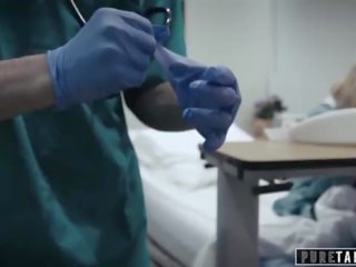 Pure tabu perv surgeon ger tonårs patienten vaginaen tentamen