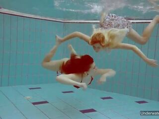 Twee super kuikens geniet zwemmen naakt in de zwembad: hd vies video- 33