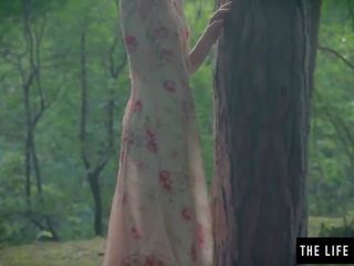 Kurus kering darling mengongkek dirinya keras dalam yang hutan seks video video-video