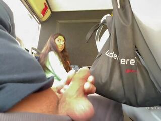 Ein fremder liebhaber jerked ab und gesaugt meine phallus im ein öffentlich bus voll von menschen