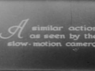 Dame en vrouw naakt buiten - actie in langzaam beweging (1943)