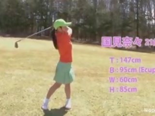 Чудовий азіатська підліток дівчинки грати a гра з роздягання гольф