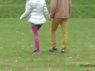 Štíhle násťročné bruneta pička trela v the park