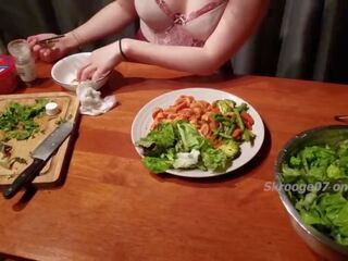 Foodporn ep.1 noodles 和 nudes- 中國的 ms 廚師 在 女用貼身內衣褲 和 吸 英國廣播公司 為 甜點 4k 烹饪表演 xxx 夾 視頻