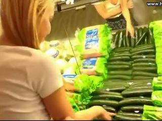 Unge hunn fucks agurk i offentlig supermarket