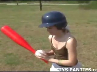 Inocente 18yo adolescente jugando béisbol al aire libre