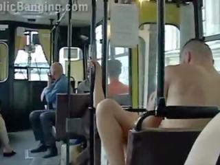 Ekstrēms publisks x nominālā saspraude uz a pilsēta autobuss ar visi the passenger vērojošas the pāris jāšanās