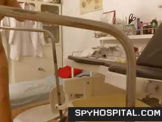 Magnificent pernas alto tacões jovem grávida foi para ginecologista escondido câmara vídeo