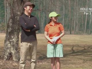 Golfia harlot saa kiusoitteli ja kermamuhennettua mukaan kaksi adolescents