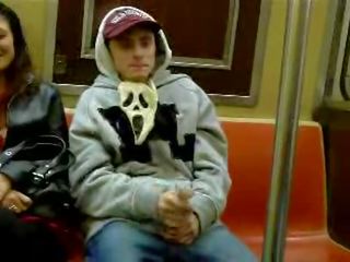 Gila pemuda goncang zakar off dalam yang metro