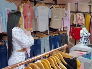 Mariana martix δίνει ένα τσιμπούκι να ένα εργάτης σε ένα ρούχα κατάστημα