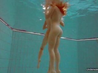 Due eccellente pulcini goditi nuoto nudo in il piscina: hd sporco video 33