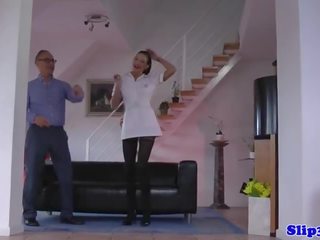 Uk tugjob sigara oldmans penis içinde akrobatik sahne