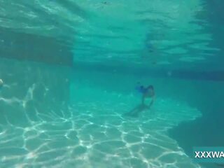 Glorious brunette strumpet snoep swims onderwater, xxx film 32