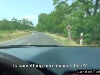 Hitchhiker कपल फक्किंग में कार की अजनबी