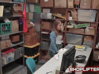 Shoplifting बेटी ब्रुक bliss हो जाता है गड़बड़