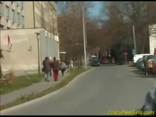 I çmendur thirrje vajzë urinates në publike