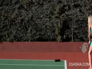 Nešvankus diva slattern sasha erzinimas putė su tenisas racket