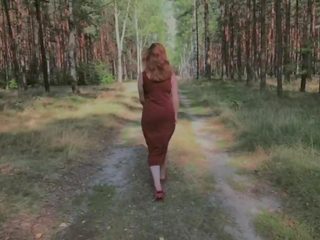 Vui tươi tóc đỏ pissing trong rừng và hiển thị cô ấy to ngực