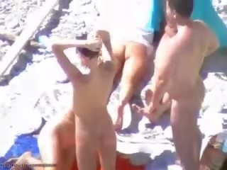 Tomando el sol playa zorras tener algunos adolescente grupo xxx presilla diversión