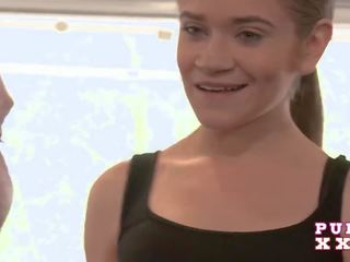 Крихітна австралійка чубчик її гімнастичний зал instructor