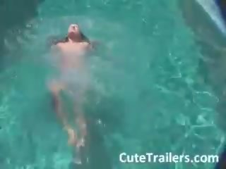 Unbelievably žavus plonas mergina plaukimas nuogas