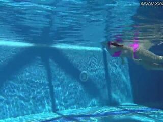 Erotisch jessica lincoln swims naakt in de zwembad: gratis seks film 77