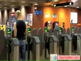 Puisis izpaužas sasitu uz subway līdz gayviolator