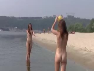 Obraznic tineri nudists juca cu fiecare alte în sand