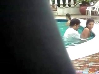 Paar fucks sisse a avalik bassein klamber